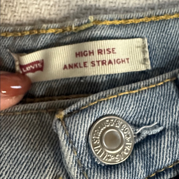 Kids Levi's High Rise Straight Legs Light Wash Blue Jeans. BNWT Size 16 - Picture 10 of 13